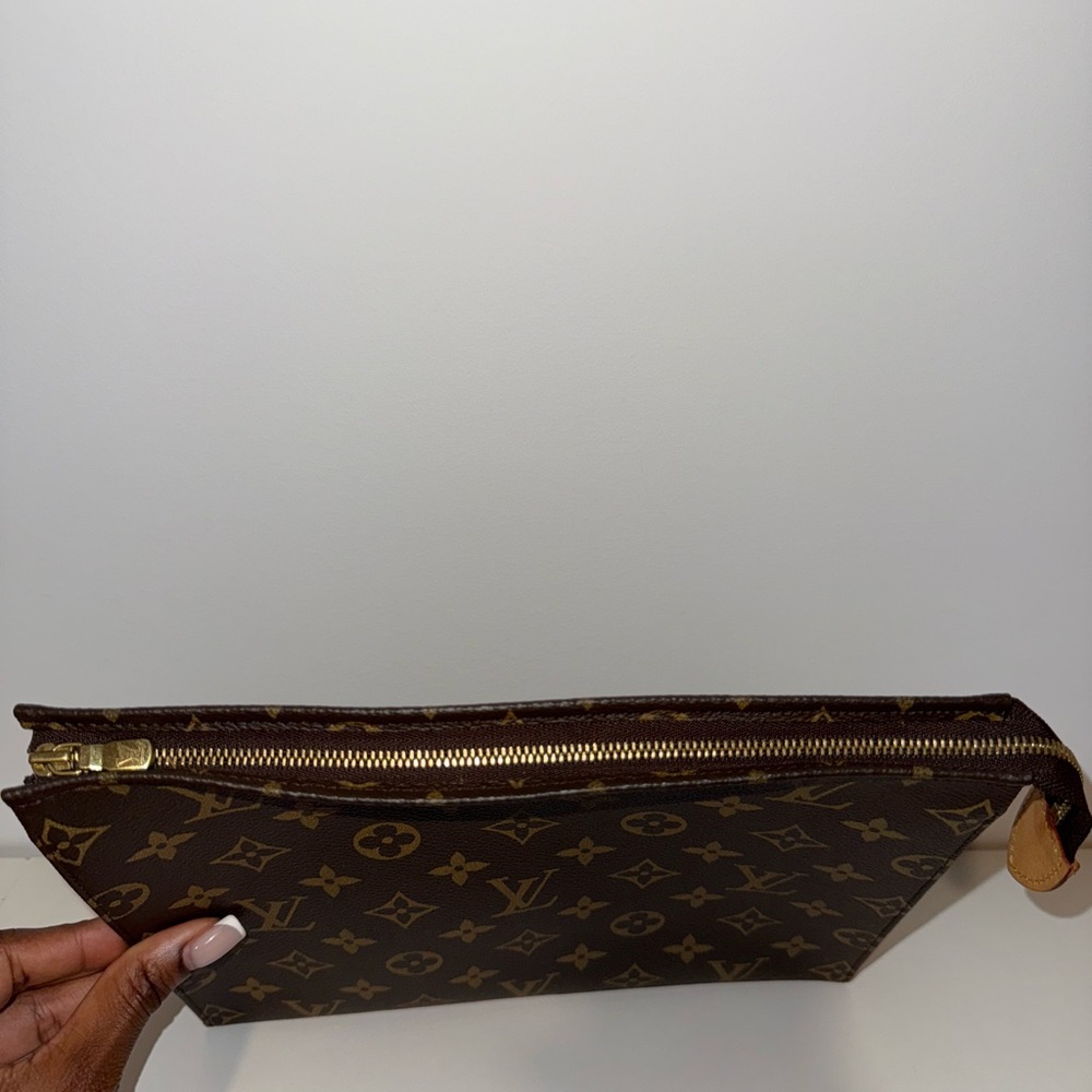 Louis Vuitton Toiletry Bag in Brown Monogram - Picture 2 of 5